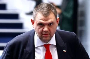 "Продължаваме промяната" принуди Пеевски да ходи пеш до парламента