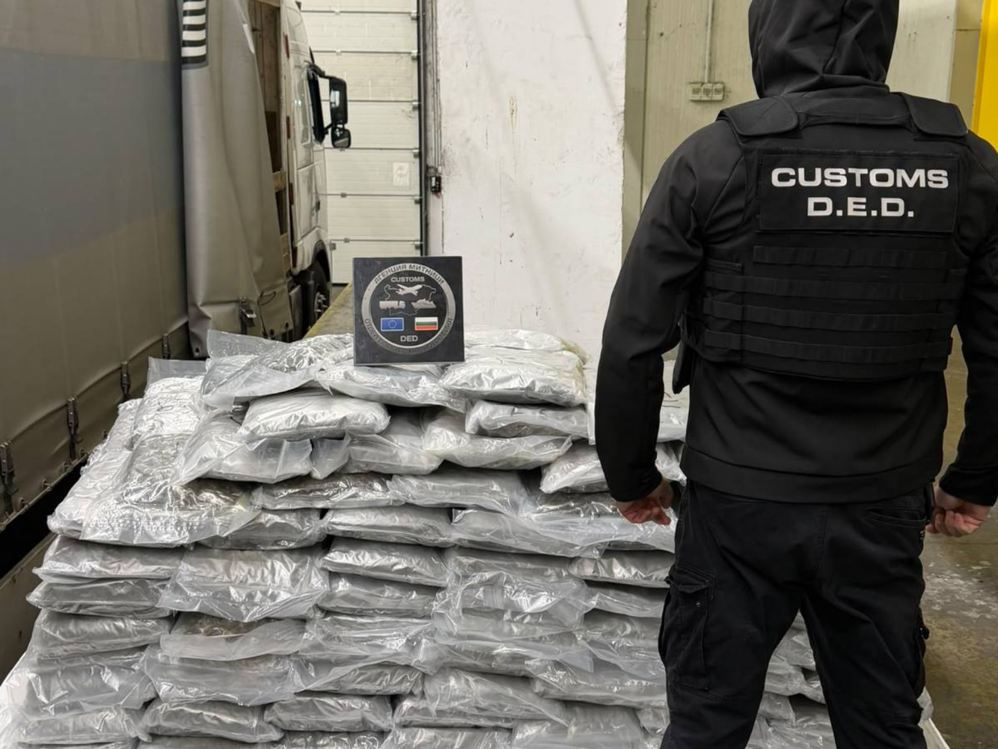 Митнически удар - откриха 220 килограма марихуана в камион, превозващ дървесина