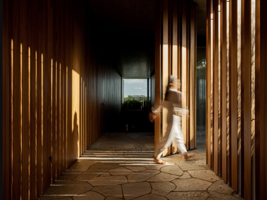 Почти всички врати са дървени и високи.