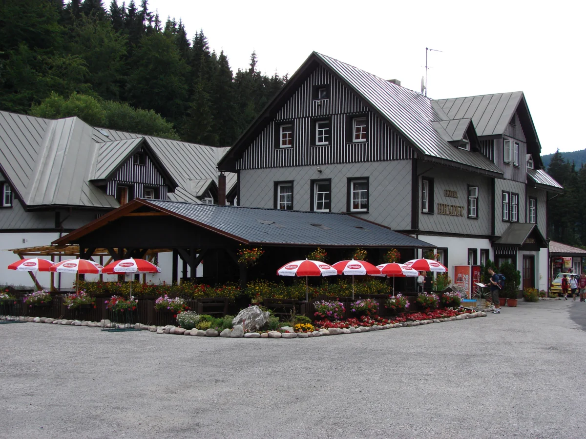 pokrai putq se redqt edno sled drugo vse po primamlivi za otdih mesta