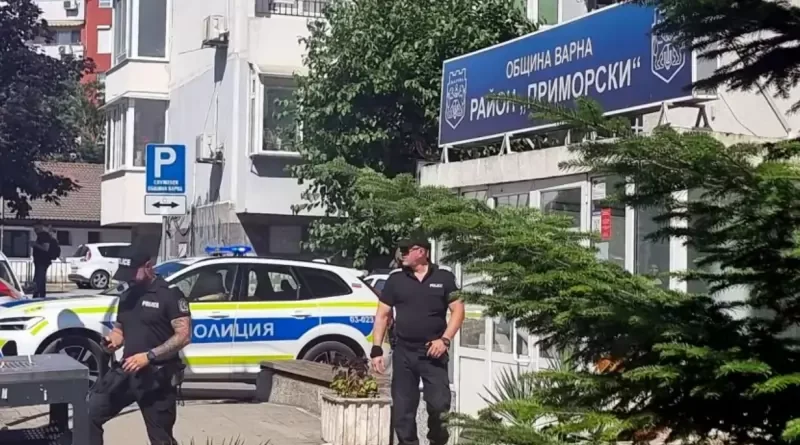 Полицията влезе в кметството на район „Приморски“ – 7 души задържани