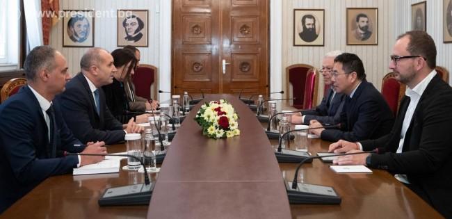 президент Румен Радев и ген. мениджър на Shanghai Unison Aluminum Products Луо Шибинг