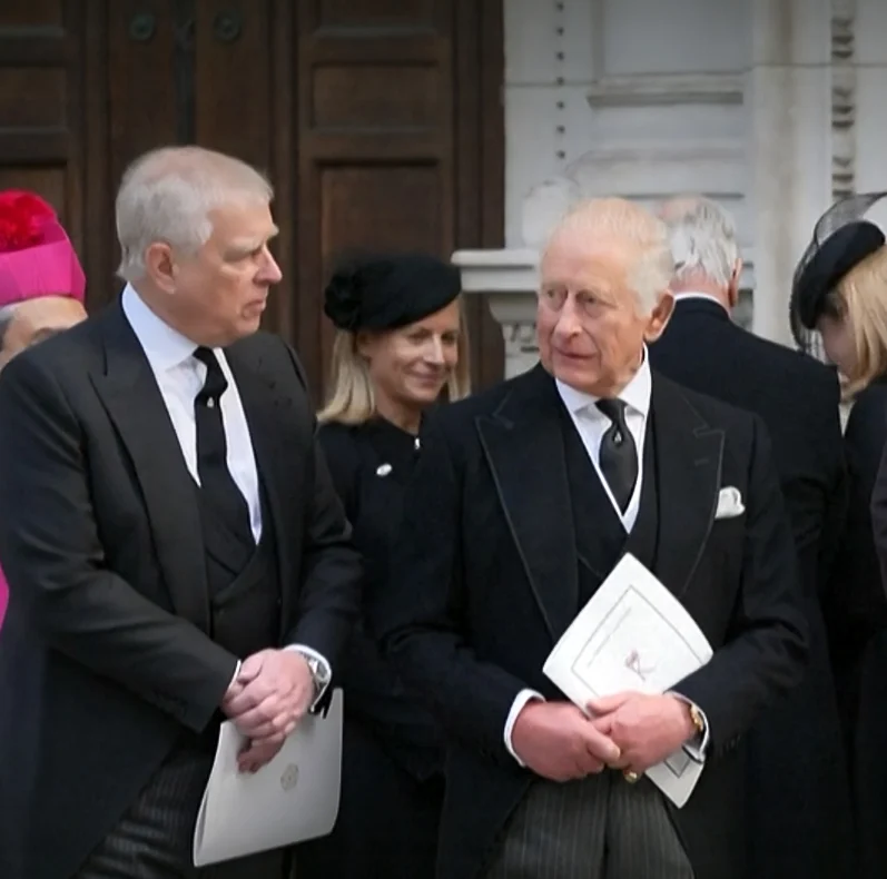 Какво ще се случи със Сара Фъргюсън и принцесите, след като Андрю загуби титлите си?