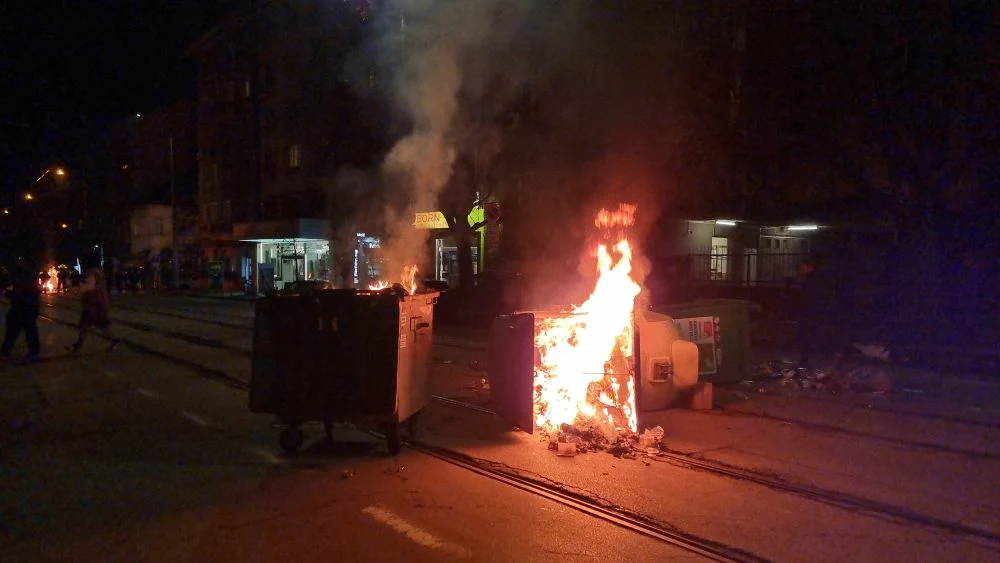 Общо 71 души са били задържани снощи след демонстрациите в