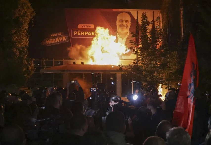 Има ранени демонстранти и полицаи на протест срещу правителството на Еди Рама