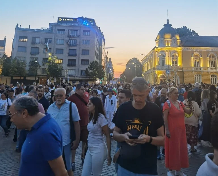 Има списък с 88 кметове на ПП-ДБ, които предстои да бъдат "опраскани", предупреди Ивайло Мирчев на протеста "Да свалим бухалките на дерибеите" 1 protest2