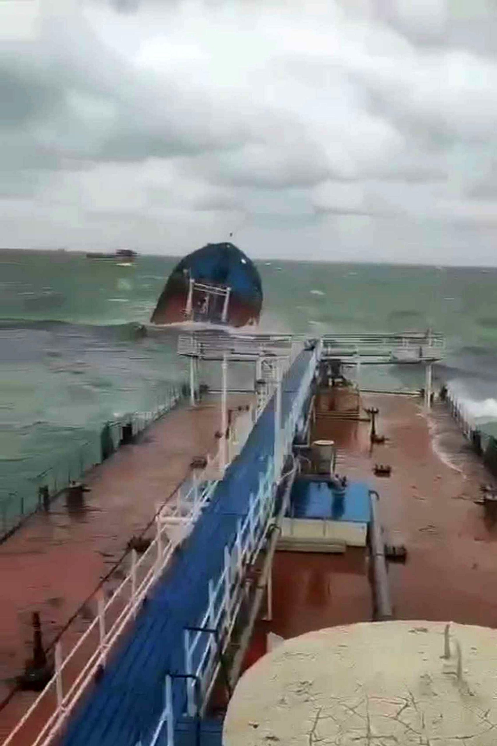 Опасност от петролен разлив в Черно море след иницент с два руски танкера