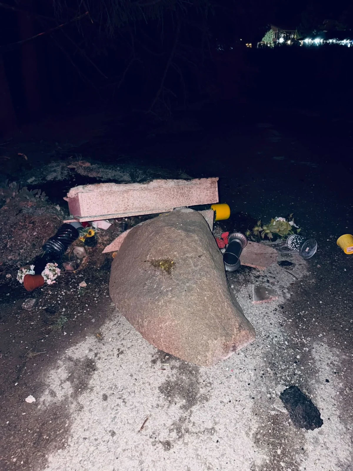 Слави Трифонов унищожи паметната плоча на убитите край хижа „Петрохан“ и Околчица