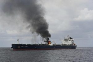 29 моряци от ударен от хусите петролен танкер в Червено море са спасени от френски разрушител