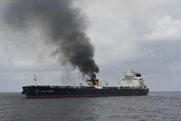29 моряци от ударен от хусите петролен танкер в Червено море са спасени от френски разрушител