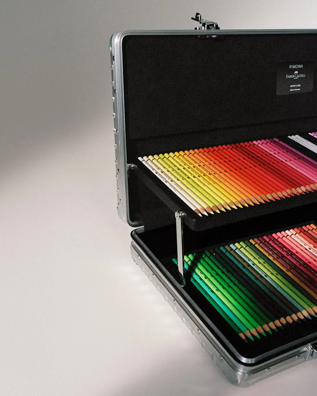 RIMOWA и Faber-Castell създадоха луксозен куфар за художници със 120 молива