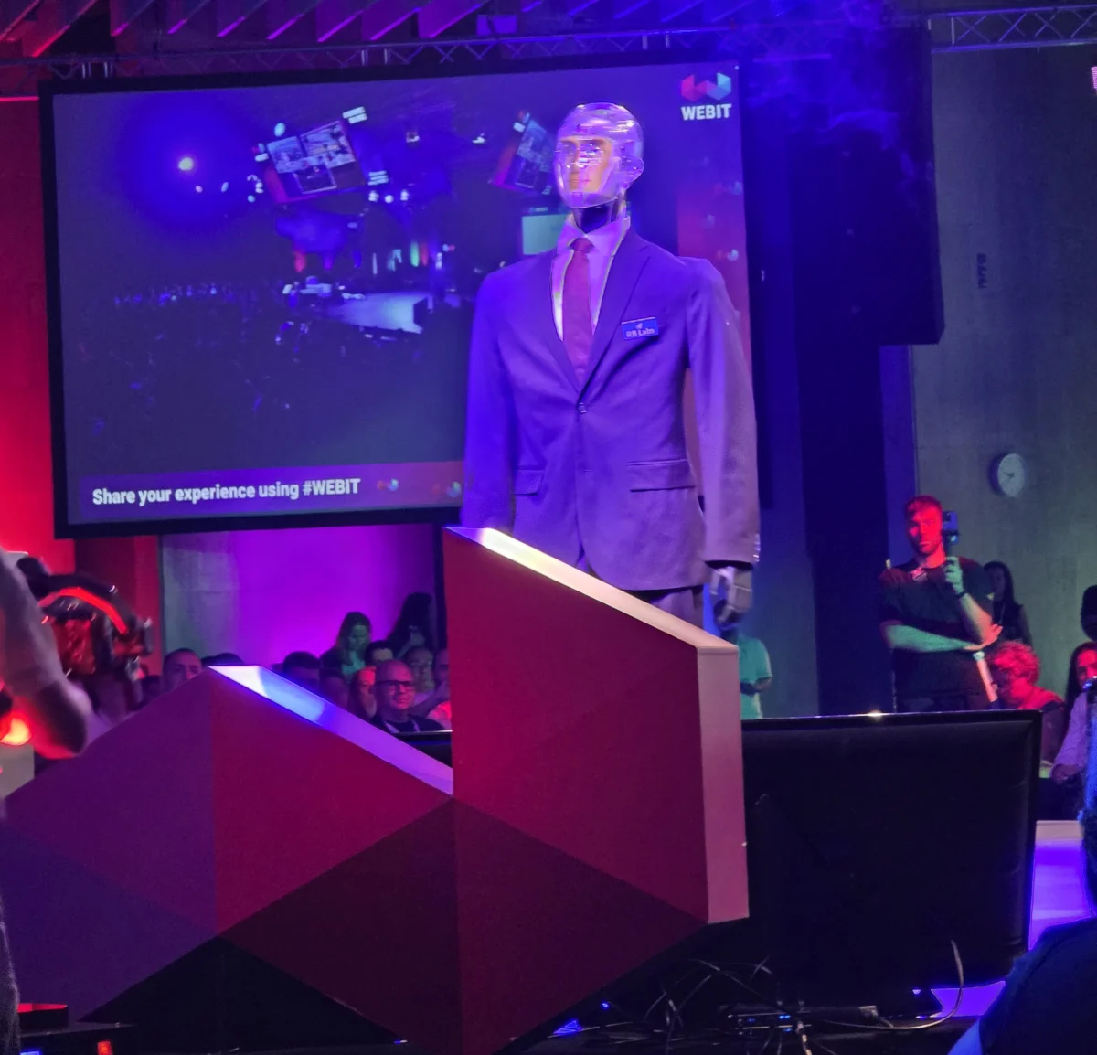 Роботът Робърт по време на Webit: Светът не е готов за това, което идва