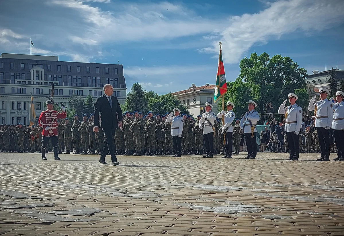 Денят по диагонал - 6 май 2025 г., Вярвам, че ще отхвърлите всеки опит за разкол и унижение, обърна се Радев към военнослужещите