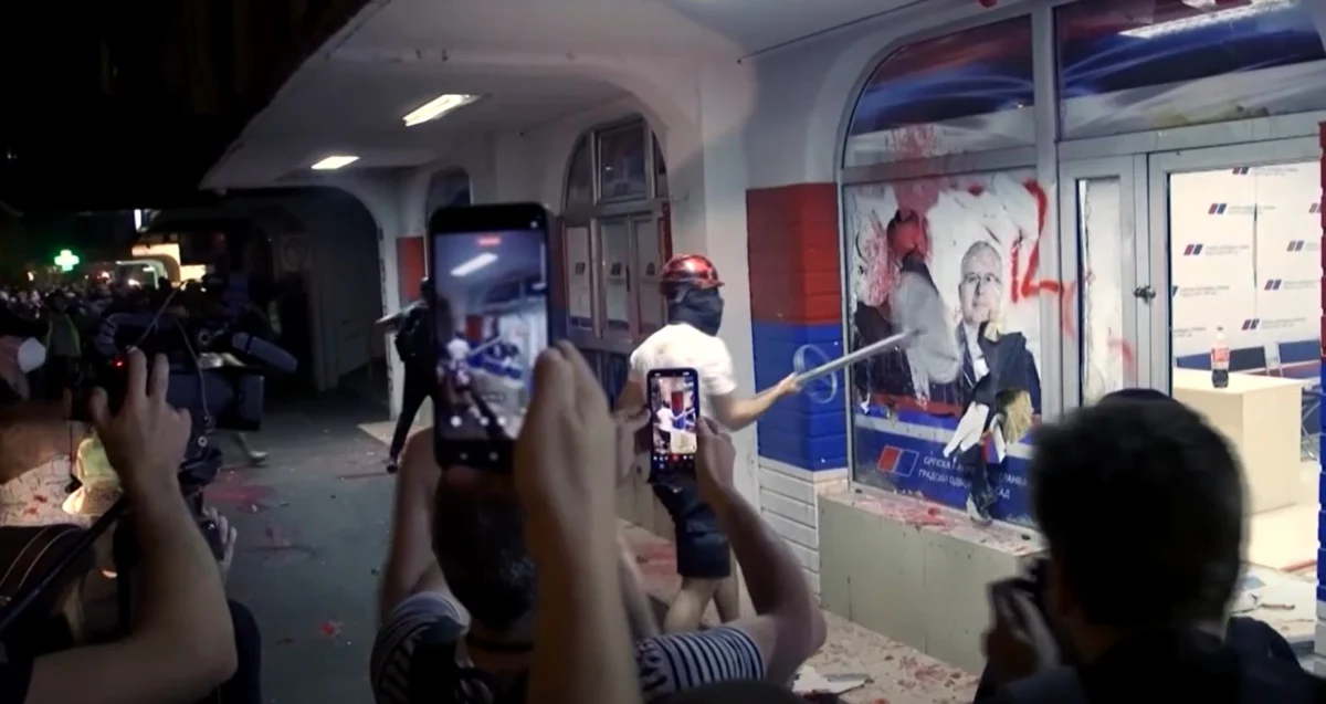 Сблъсъци на антиправителствените протести в Сърбия: 42 ранени полицаи, 37 са арестувани