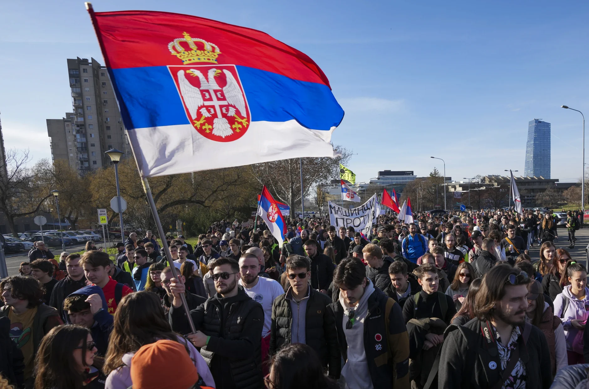 Блокади и масов митинг се провеждат в Нови Сад по повод три месеца от трагедията с рухването на бетонната козирка на жп гарата