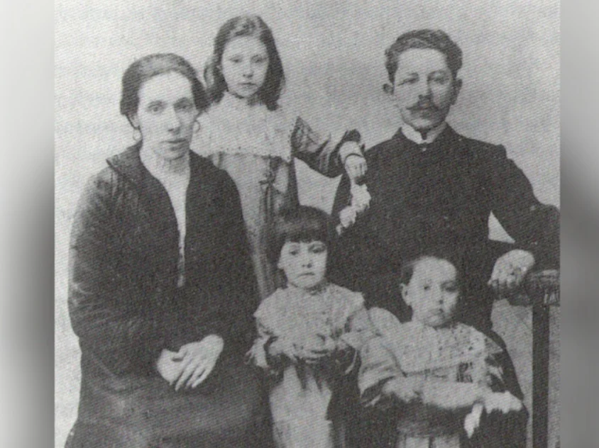 Семейна фотография на Максимилиан Факторович, съпругата му и трите им деца от 1904 година.