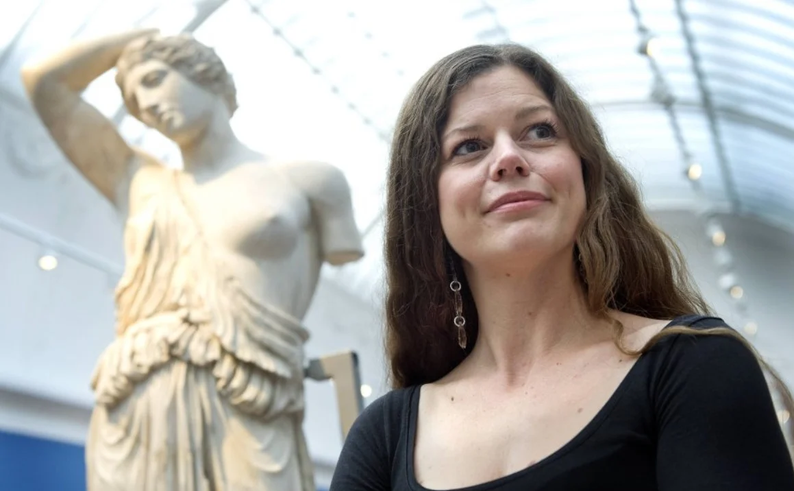 Сесилие Брьонс - куратор и археолог в художествения музея Нова глиптотека Карлсберг в Копенхаген.