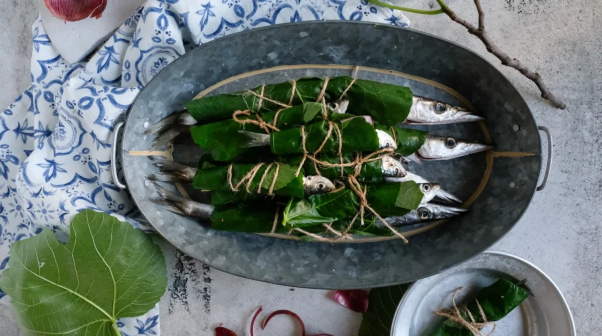 Риба на скара, увита в смокинови листа.