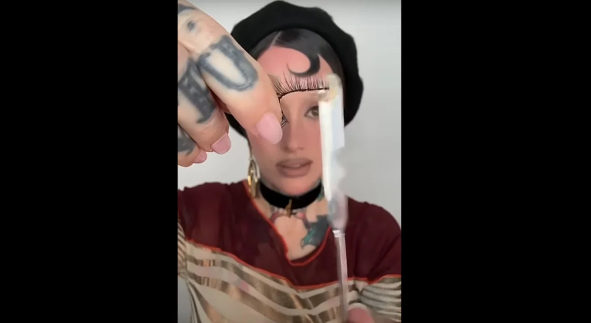 Известна холивудска гримьорка Ерин Парсънс демонстрира как смокиновото мляко може да се използва като естествено лепило за изкуствени мигли.