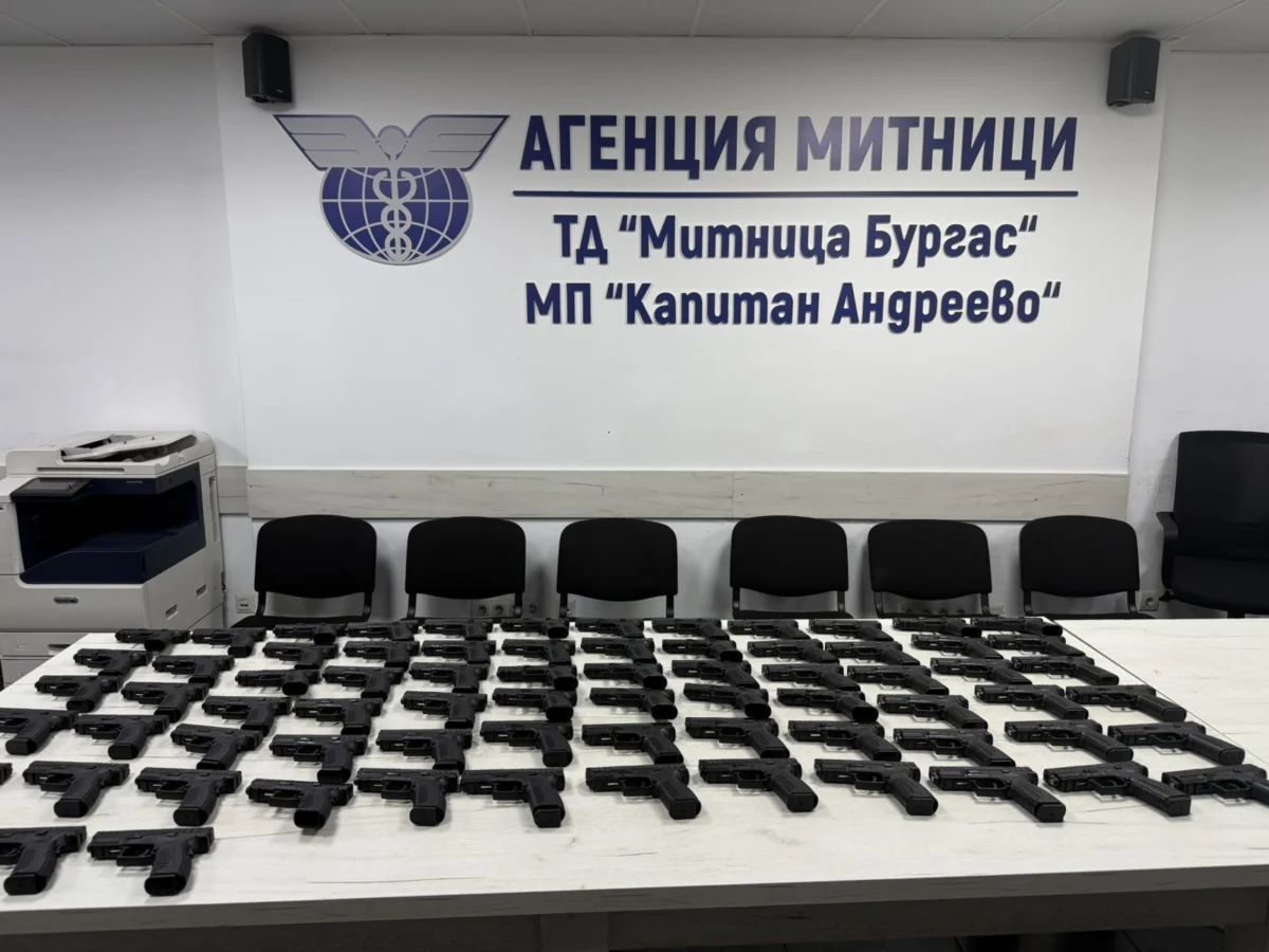 На „Капитан Андреево“ хванаха турчин да пренася 73 пистолета