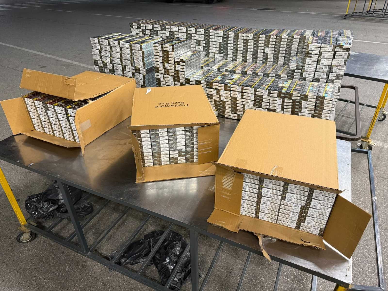 Откриха 129 000 контрабандни цигари насред плодове и зеленчуци в камион