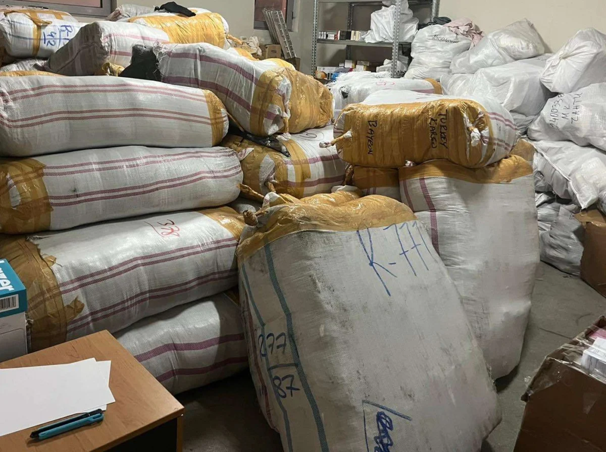 Задържаха 40 000 „маркови“ стоки на „Лесово“