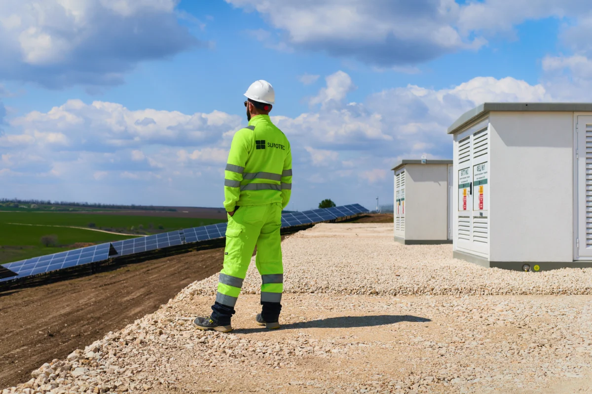 Соларис Холдинг пусна в експлоатация нов хибриден ВЕИ парк край с. Селановци