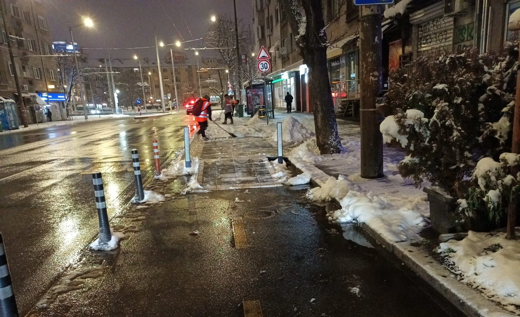 Столичната община предупреждава за черен лед и активира зимното почистване в кварталите