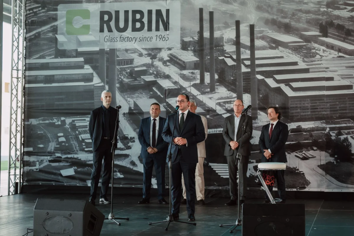 Стъкларският завод в Плевен финализира мащабна инвестиция и открива нови 150 работни места