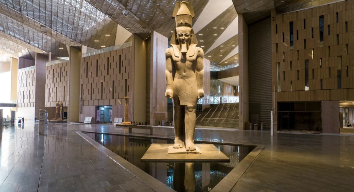 Статуята на египетския фараон Рамзес II, тежаща 83 тона.