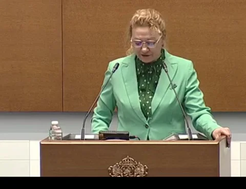 Стела Николова от ПП-ДБ с декларация по повод решението на Гроздан Караджов за „Ивкони Експрес“
