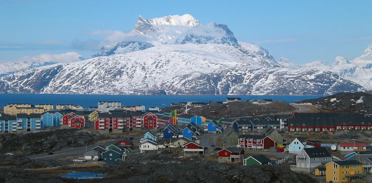 stoliczata nuuk nuuk city below sermitsiaq grenlandiya