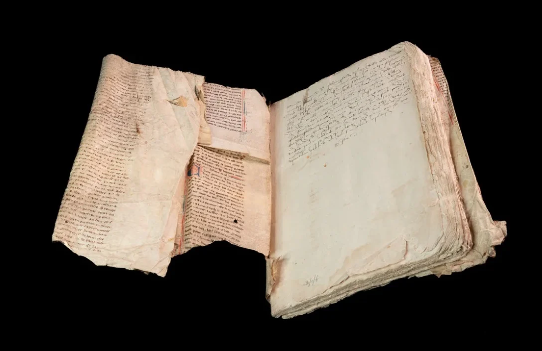 Suite Vulgate du Merlin служил като корицата на друга книга в продължение на векове.