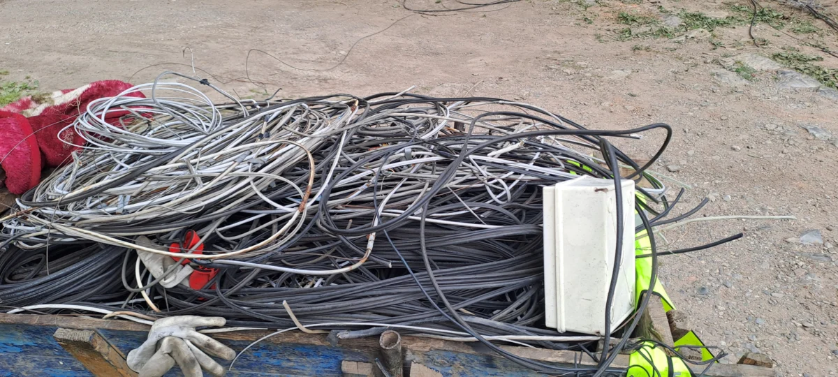 ЕРМ Запад премахва неизползваеми комуникационни кабели и подобрява градската среда