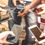 Учители искат да глобяват родители, ако детето носи телефон в училище