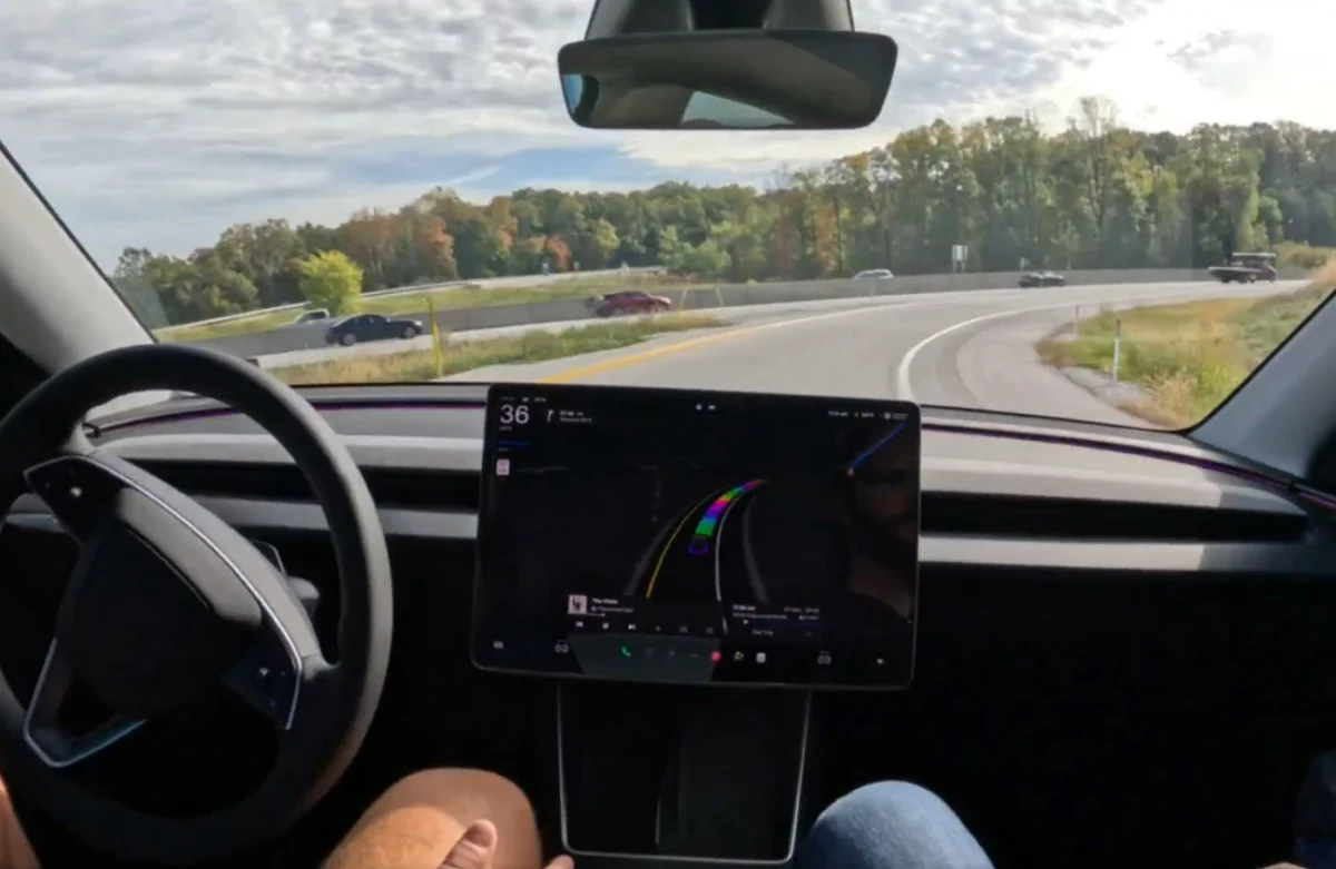 Tesla използва софтуерно решение за физически проблем – нова функция за самопочистване на камерата