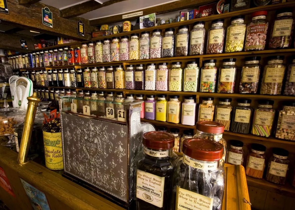 Тезгяхът, касовият апарат и хилядите стъкленици с вкусни лакомства.