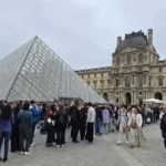 Начало 15 Франция оплаква откраднатите си кралски бижута, докато неудобното ѝ колониално минало отново излиза наяве