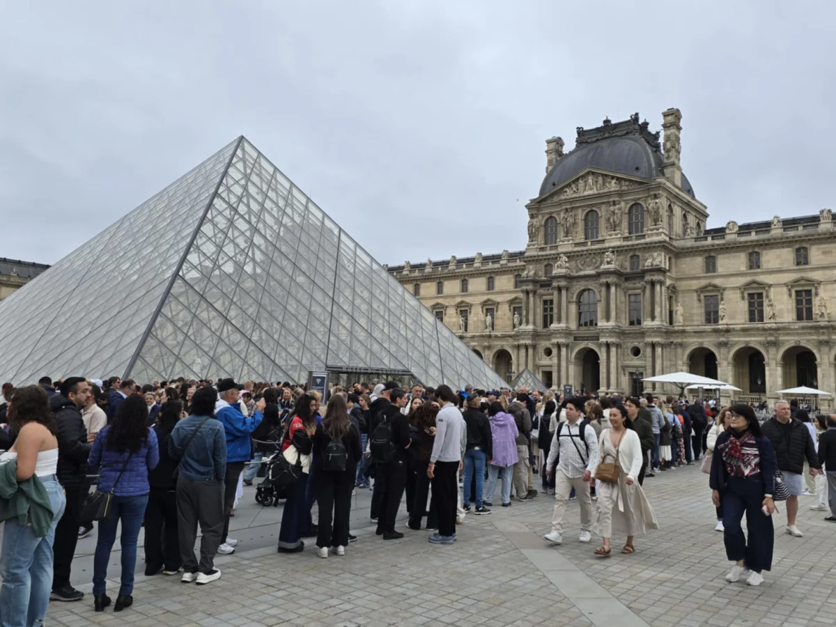 Франция оплаква откраднатите си кралски бижута, докато неудобното ѝ колониално минало отново излиза наяве
