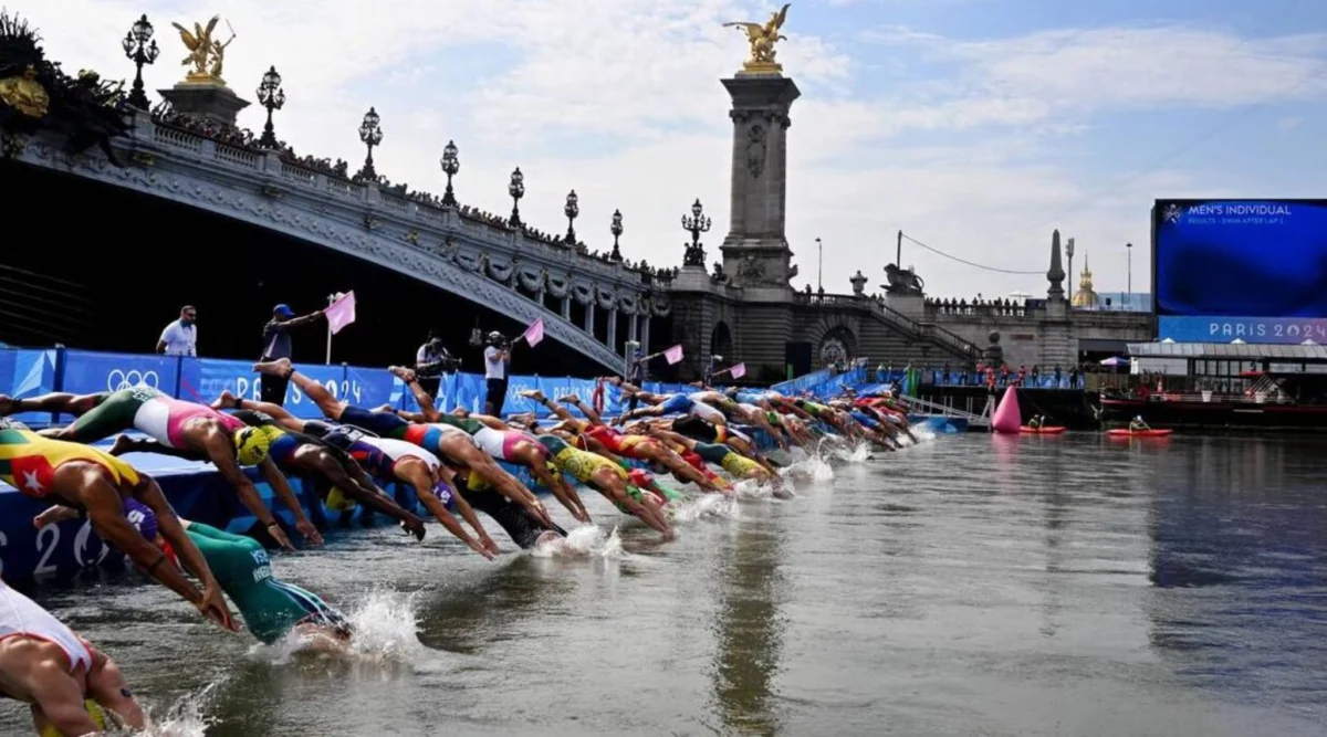 Триатлонците, скачащи във водите на Сена по време на Олимпийските игри миналата година.