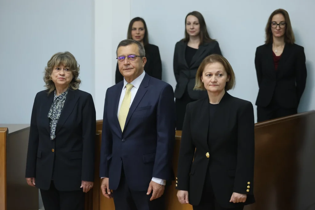 конституционни съдии