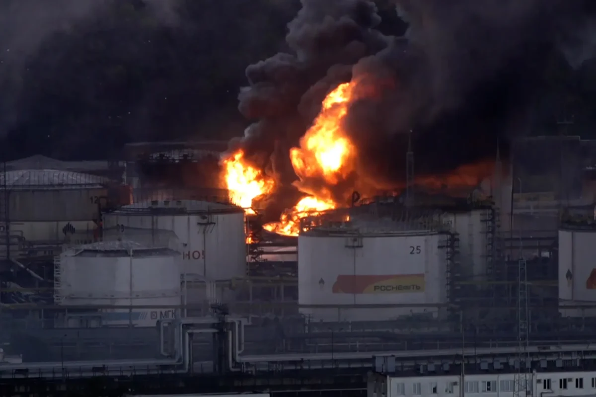 tuapse russia black sea oil refinery fire 22 april 2026 1776870510