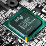 Intel с рекорден спад на акциите, обмисля стратегическо разделяне на бизнеса