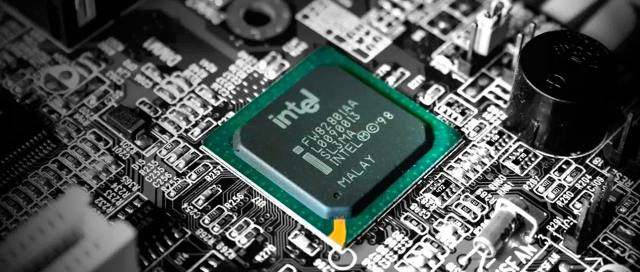 Intel с рекорден спад на акциите, обмисля стратегическо разделяне на бизнеса