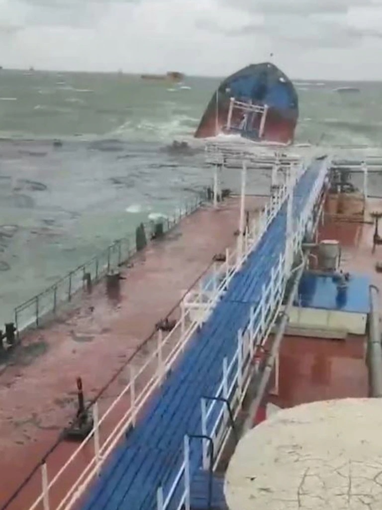 Опасност от петролен разлив в Черно море след иницент с два руски танкера