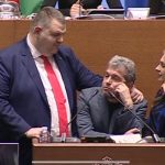 С песни в мрака и дърпане на шалтери депутатите сложиха край на 50-ото Народно събрание