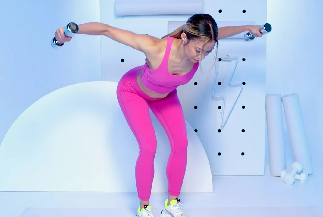 uprazhneniya fitnes dambeli 1