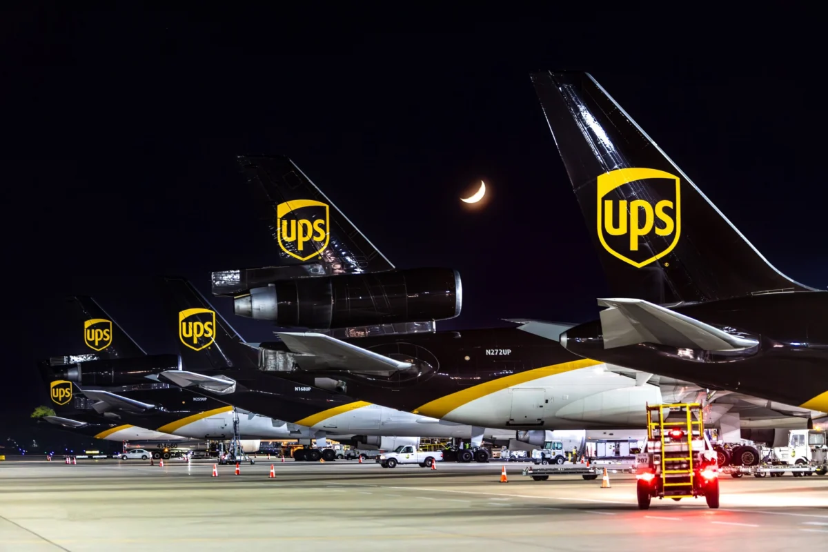 Печалбата на UPS надхвърли очакванията въпреки преструктурирането и съкращенията