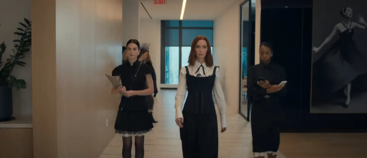 Успешната бизнесдама Емили Чарлтън (Емили Блънт) с две от работничките ѝ.