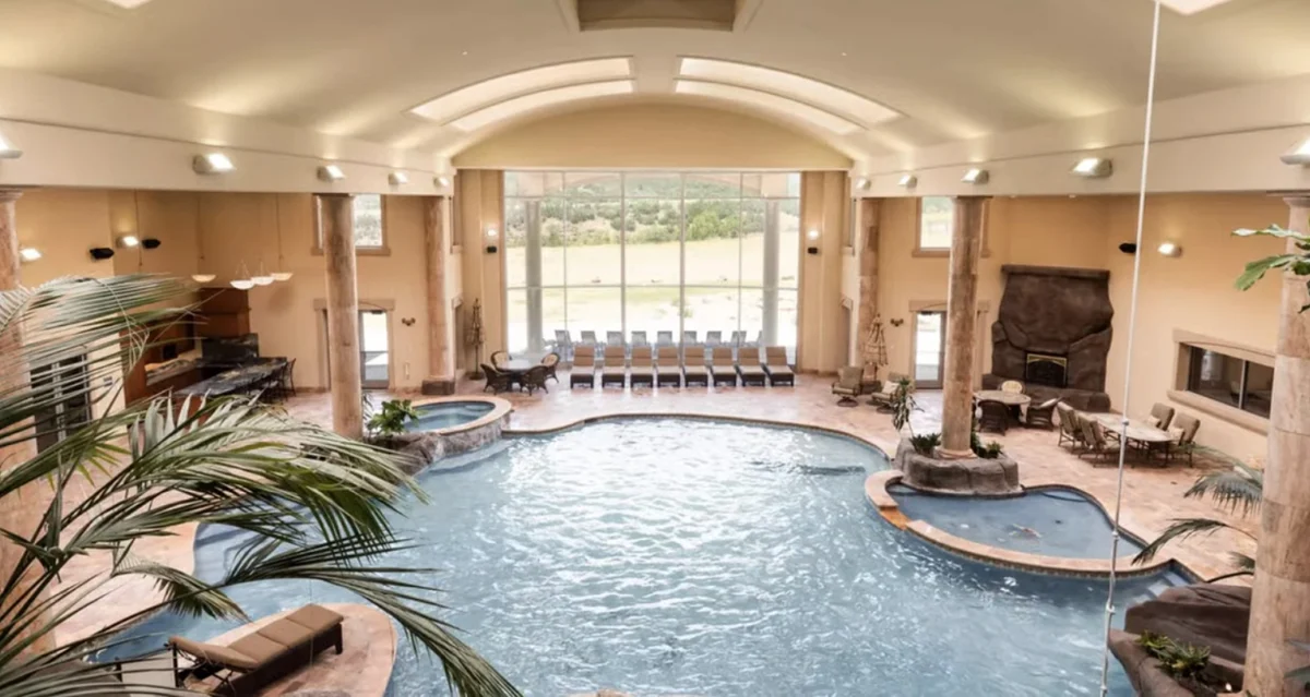 Една от най-големите къщи в Америка с вътрешен воден парк се продава за 12.9 млн. долара